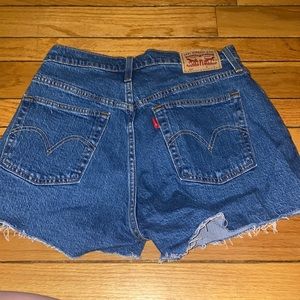 NWOT Levi’s 501 denim shorts